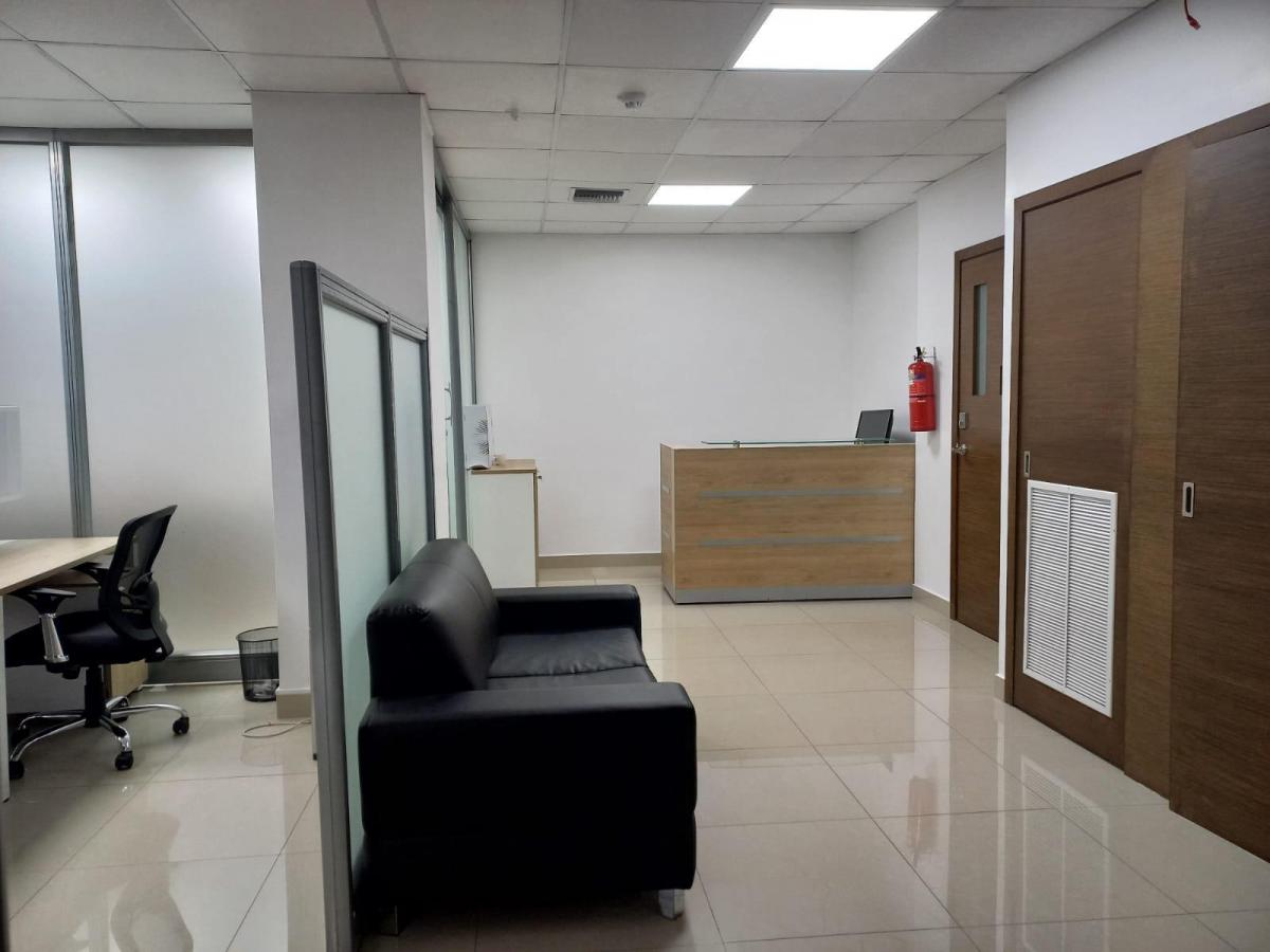 Oficina Esquinera de Venta en El Edificio River Plaza, Terraza y Parqueo, Guayas — imagen 10