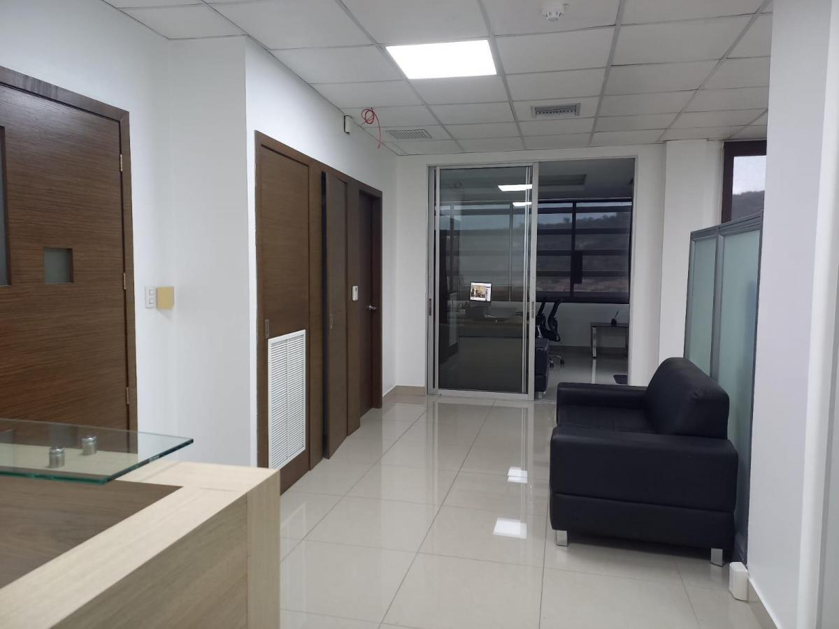 Oficina Esquinera de Venta en El Edificio River Plaza, Terraza y Parqueo, Guayas — imagen 7