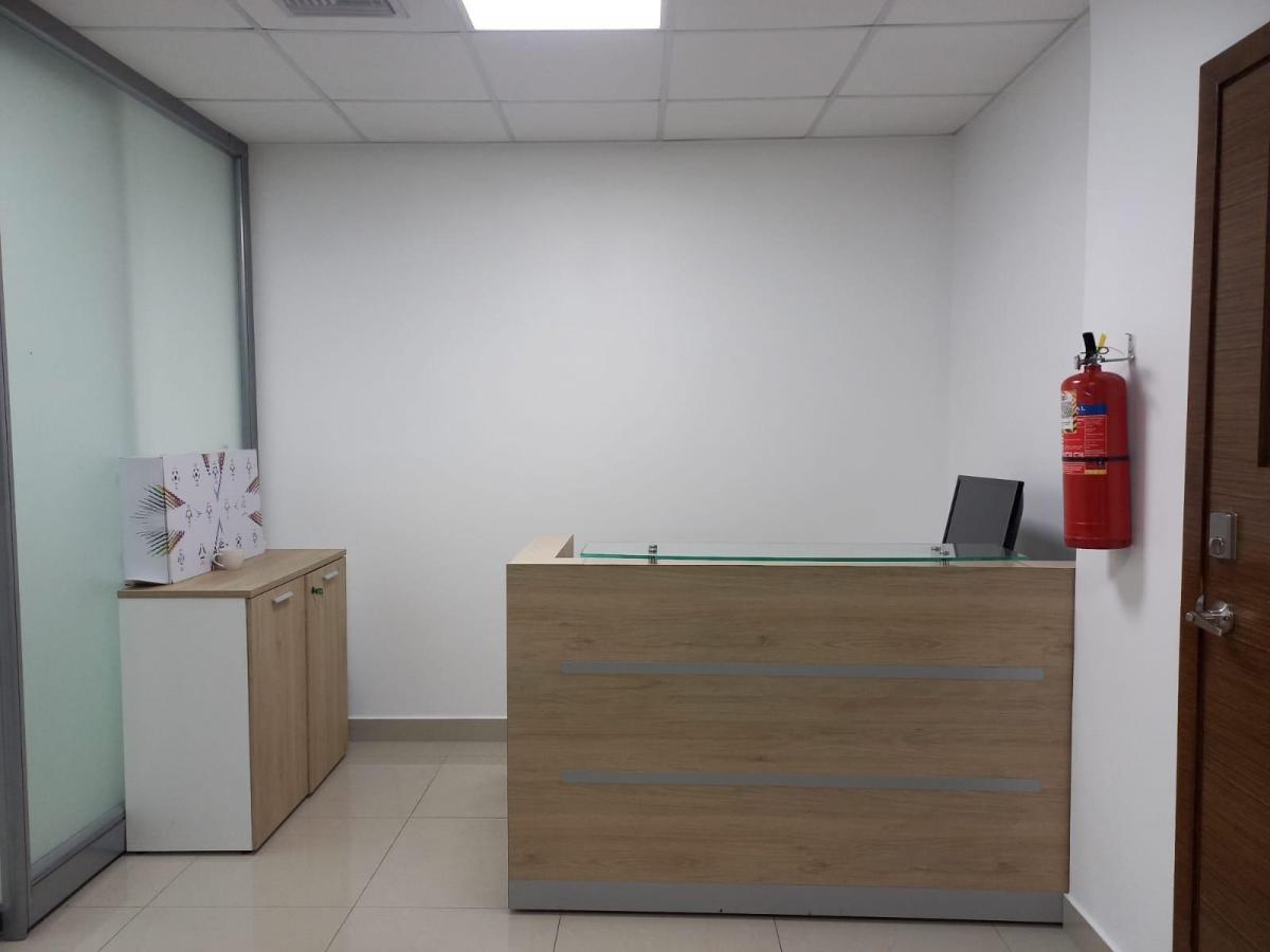 Oficina Esquinera de Venta en El Edificio River Plaza, Terraza y Parqueo, Guayas — imagen 6