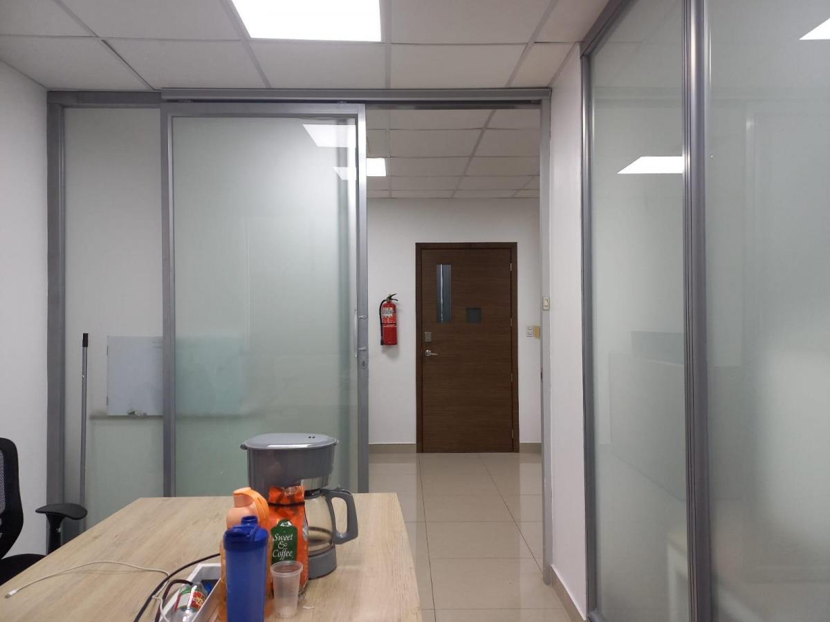 Oficina Esquinera de Venta en El Edificio River Plaza, Terraza y Parqueo, Guayas — imagen 2