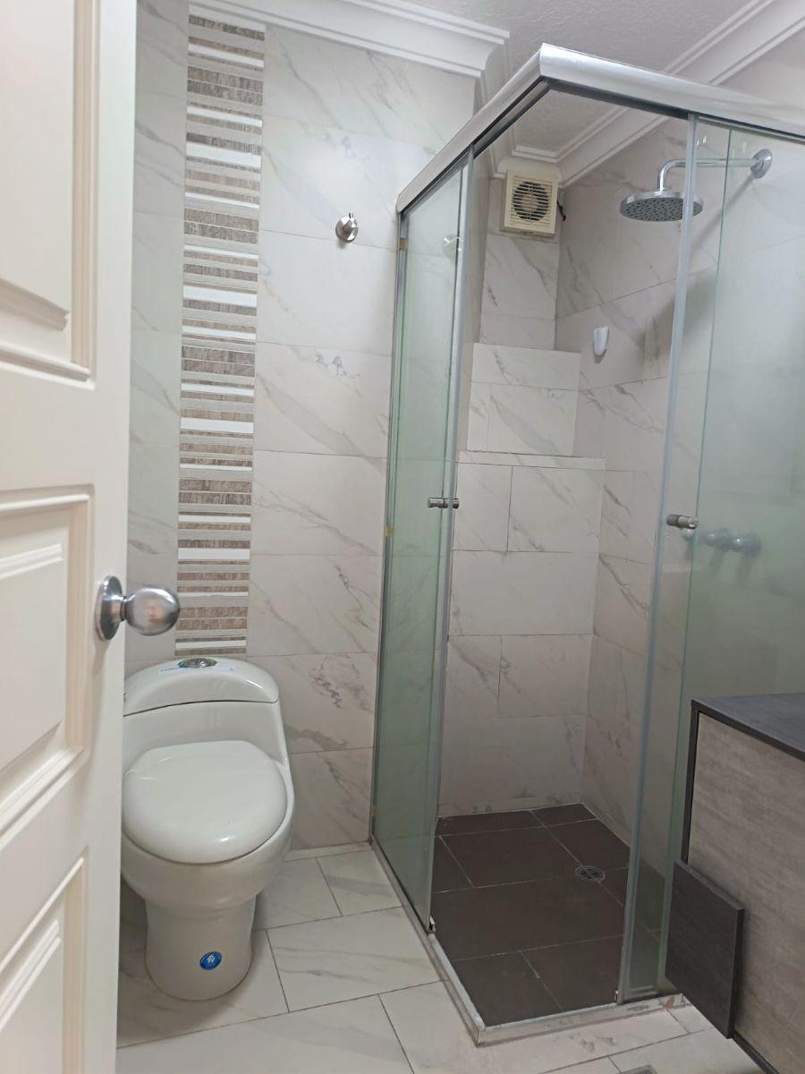 Se Vende Hermosa Casa Re Modelada Mas un Departamento Dentro de La Urbanización El Condado — imagen 8