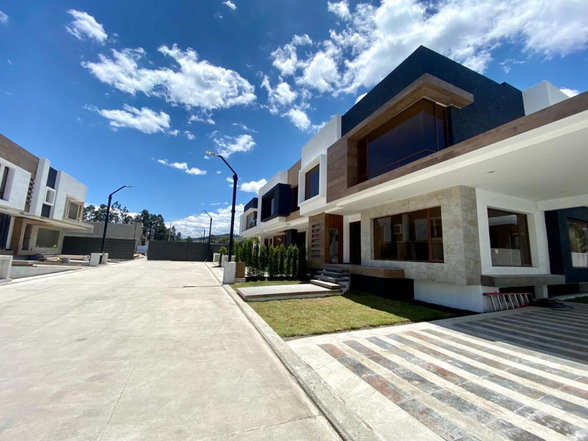 Casa de Lujo con Area Verde, Challuabamba, Azuay — imagen 10