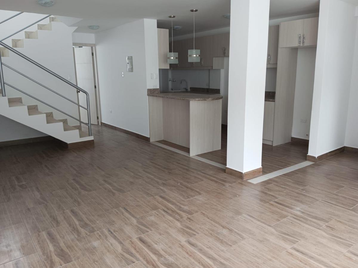 Urgente. Vendo Casa Nueva en La Urbanizacción de L. D. u. Frente a La Pampa. Pomasqui — imagen 5