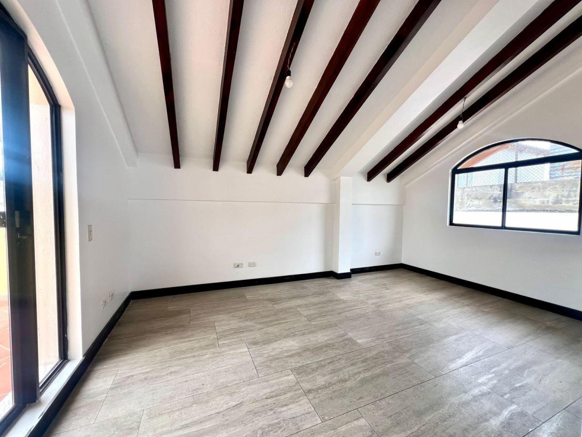 Mv - Sector Cumbayá, Casa en Venta y Renta de Oportunidad de 210 m² en Conjunto Privado — imagen 2