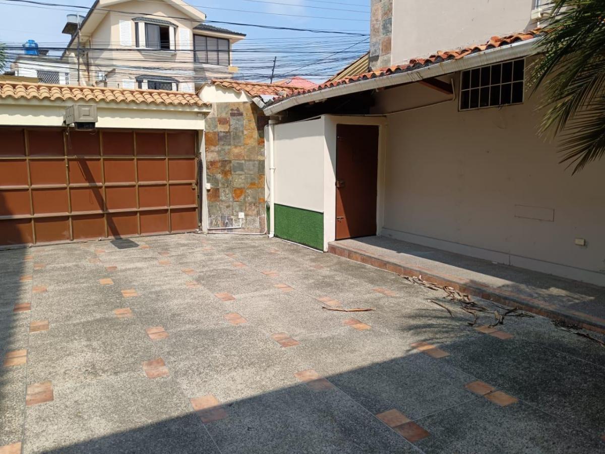Casa Rentera de Venta en Álamos Norte, Conjunto Cerrado, 4 Parqueos. Guayas — imagen 9