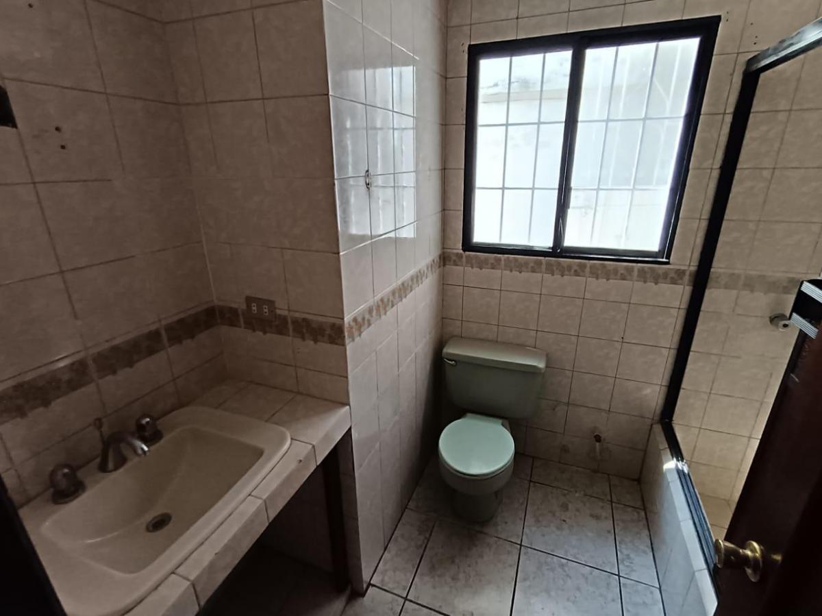Casa Rentera de Venta en Álamos Norte, Conjunto Cerrado, 4 Parqueos. Guayas — imagen 3