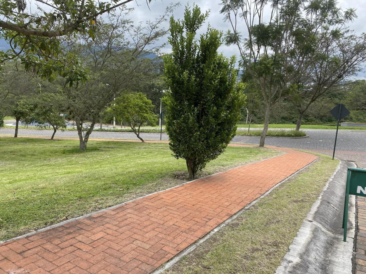 Terreno de Venta en Urbanización Cerrada y Exclusiva en Cumbayá. La Quinta — imagen 8