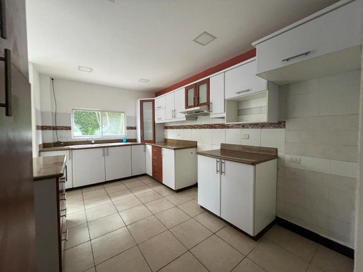 Venta de Departamento de 3 Dorm. con Piscina en Ciudadela Colinas de Los Ceibos (328 M²), Guayas — imagen 8