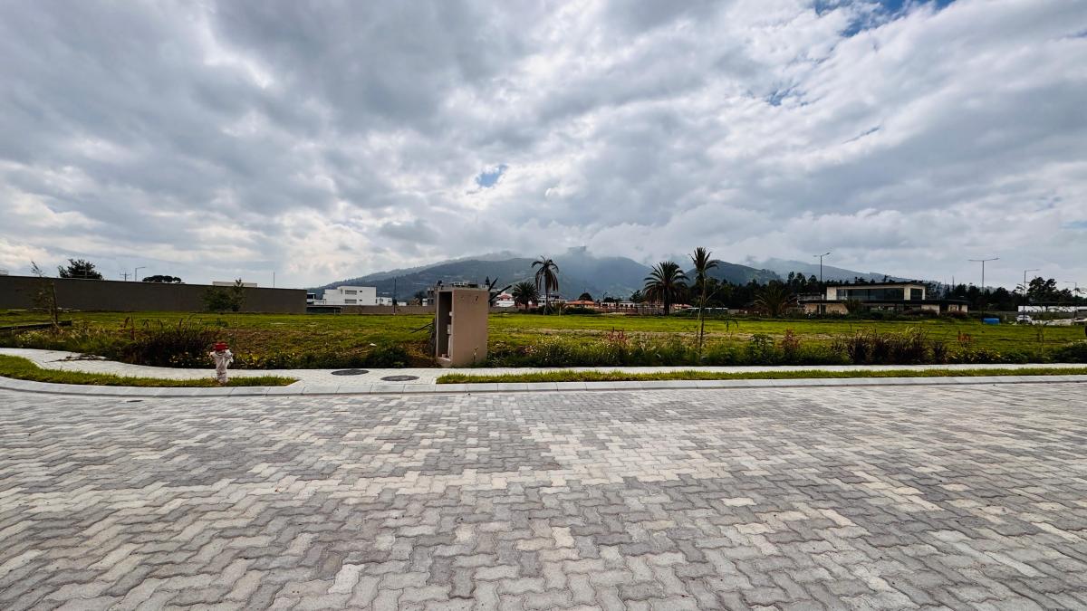 Vendo Lote Unifamiliar en Cumbaya - Urbanización Santa Mónica — imagen 2