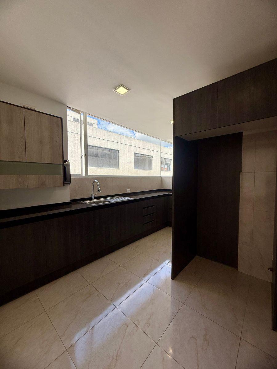 Departamento de 2 Habitaciones con Balcon en Venta - Quitotenis - 105 m² — imagen 4