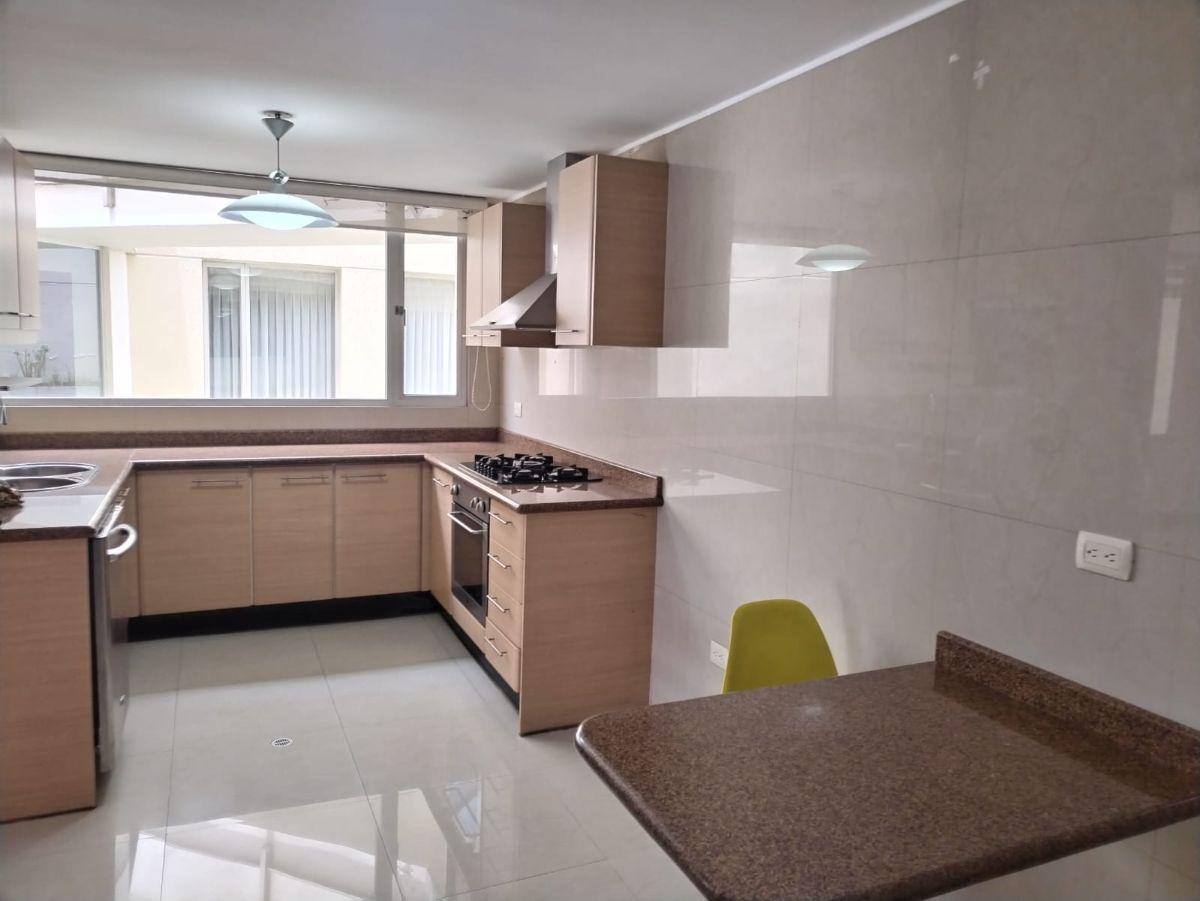 Lomas de Monteserrin Departament 3 Dorm. Venta con Terraza 231 m Totales 2 Parqueos y Bodega — imagen 7