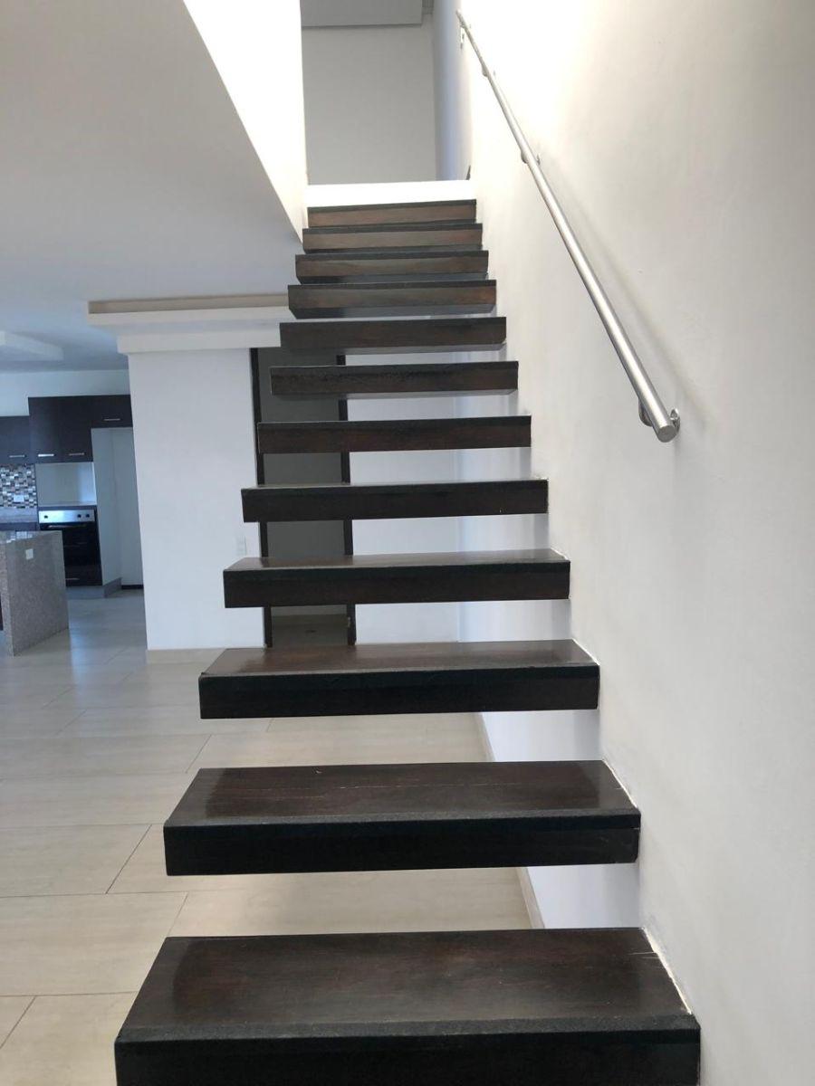 Departamento Duplex con Excelente Ubicación 2 Dorm. en El Centro de Cumbayá — imagen 6