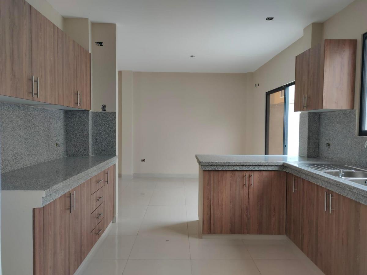 Casa de Venta en La Urbanización La Joya, Av León Febres Cordero. Guayas — imagen 3