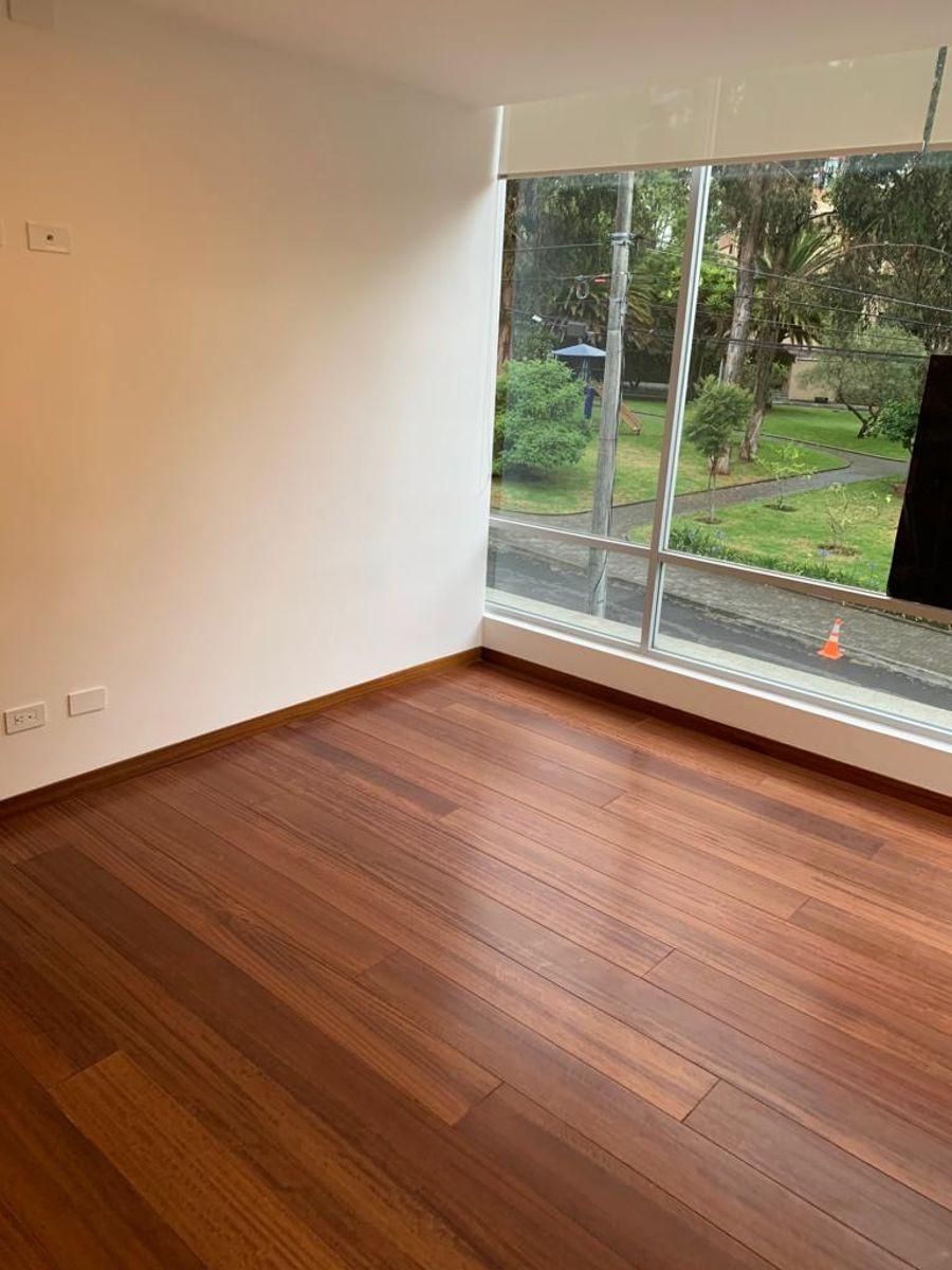 Vendo Hermoso Departamento Ubicado en El Quito Tenis, con Linda Vista, en Edificio Moderno — imagen 8