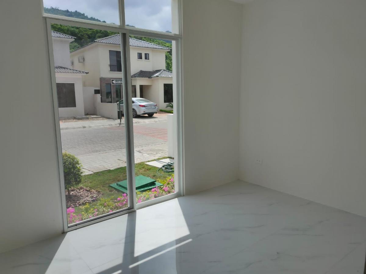 Casa de Venta en La Urbanización Porto Alegre, Vía a La Costa, de Estreno. Guayas — imagen 2