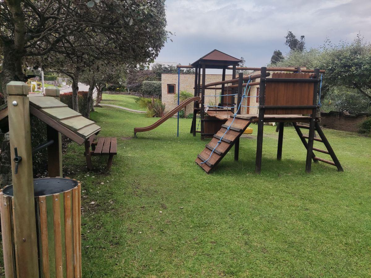 Terreno de 1378 m² en Venta en Nayón en Urbanización con Guardias Bifamiliar — imagen 4