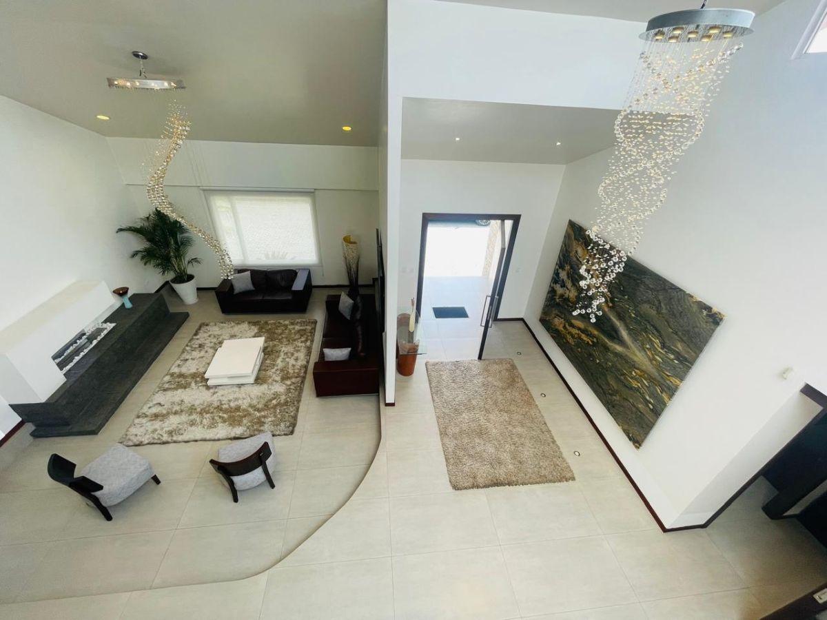 Casa de Una Planta con Piscina en Urbanización — imagen 7