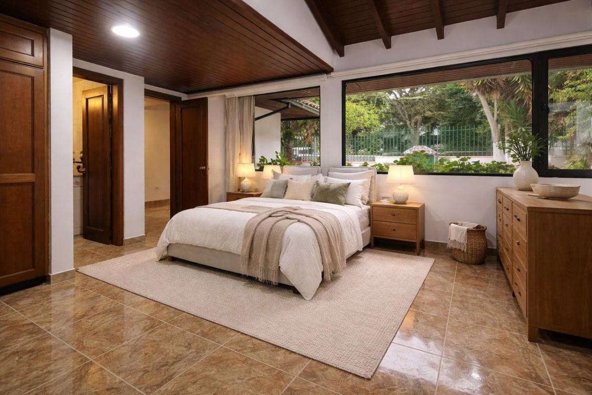Vendo Amplia Casa en Jacarandá, 4 Dorm. Más Suit Independiente, 1 Dormitorio en Planta Baja! — imagen 3