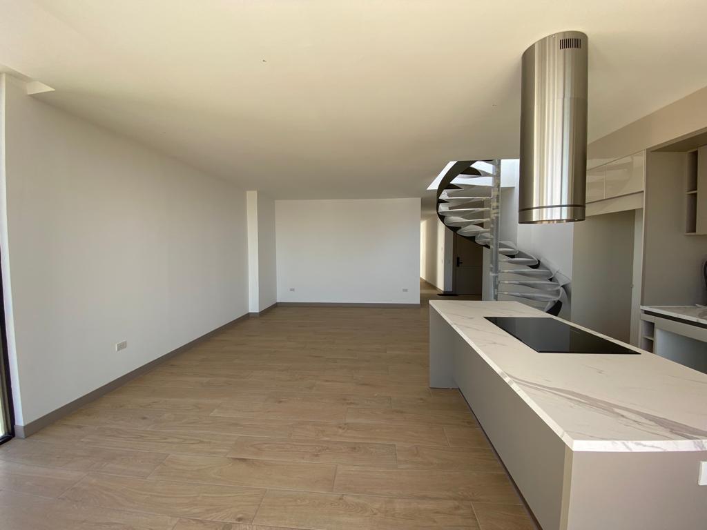 Hermoso Departamento con Terraza Privada - Cumbaya — imagen 8