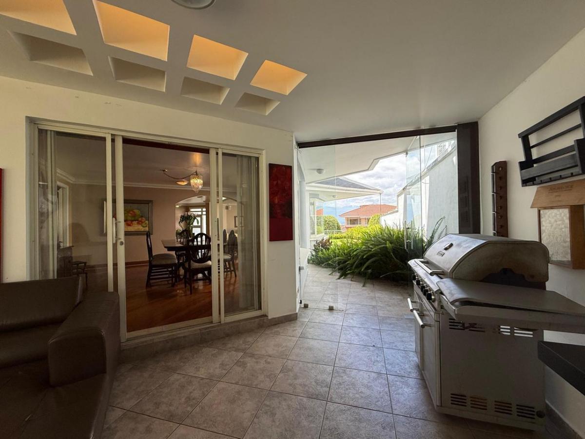 Casa con 740 m² de Terreno, 4 Dorm. en Venta en Vista Grande — imagen 5