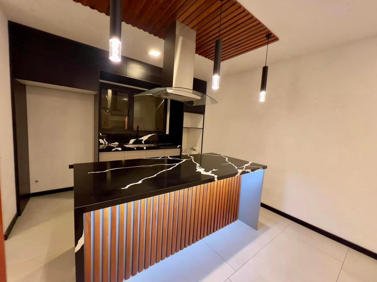 Hermosa Casa en Venta, Sector Av del Migrante, Azuay — imagen 10