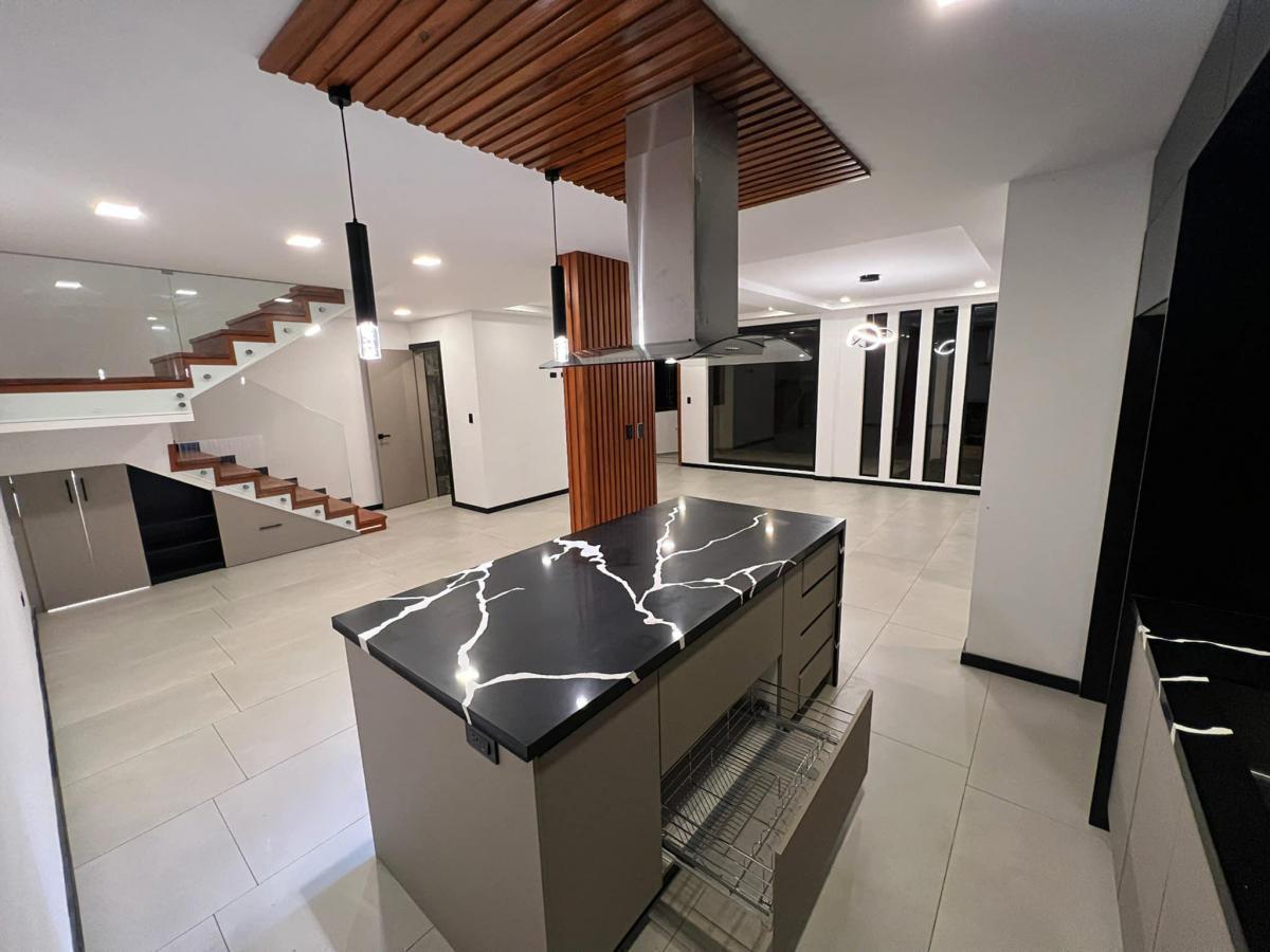 Hermosa Casa en Venta, Sector Av del Migrante, Azuay — imagen 3