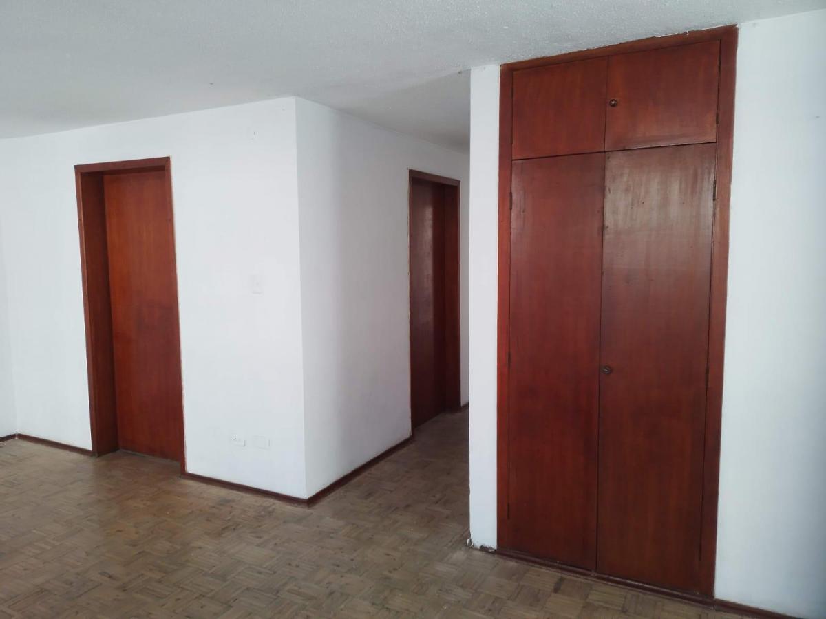 Casa Rentera Independiente en Venta Sector Kennedy 2 Departamentos, 1 Suite — imagen 8