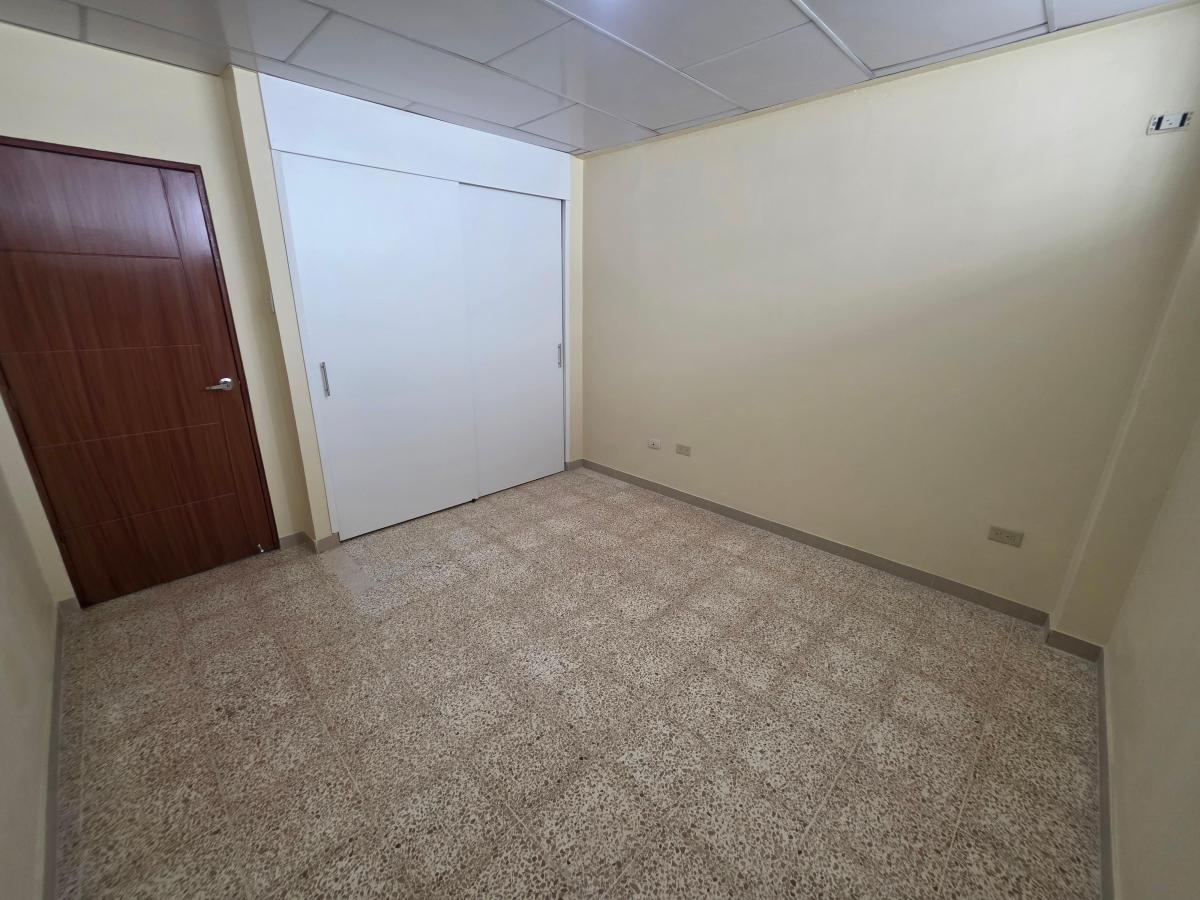 Vendo Departamento Remodelado en Los Ceibos, Parqueo, Guayas — imagen 9