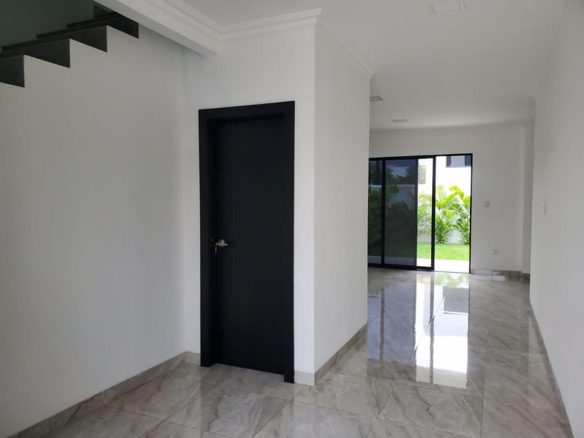 Casa de Venta en La Urbanización Condado de Vicolinci, Diseño Contemporaneo, Guayas — imagen 9