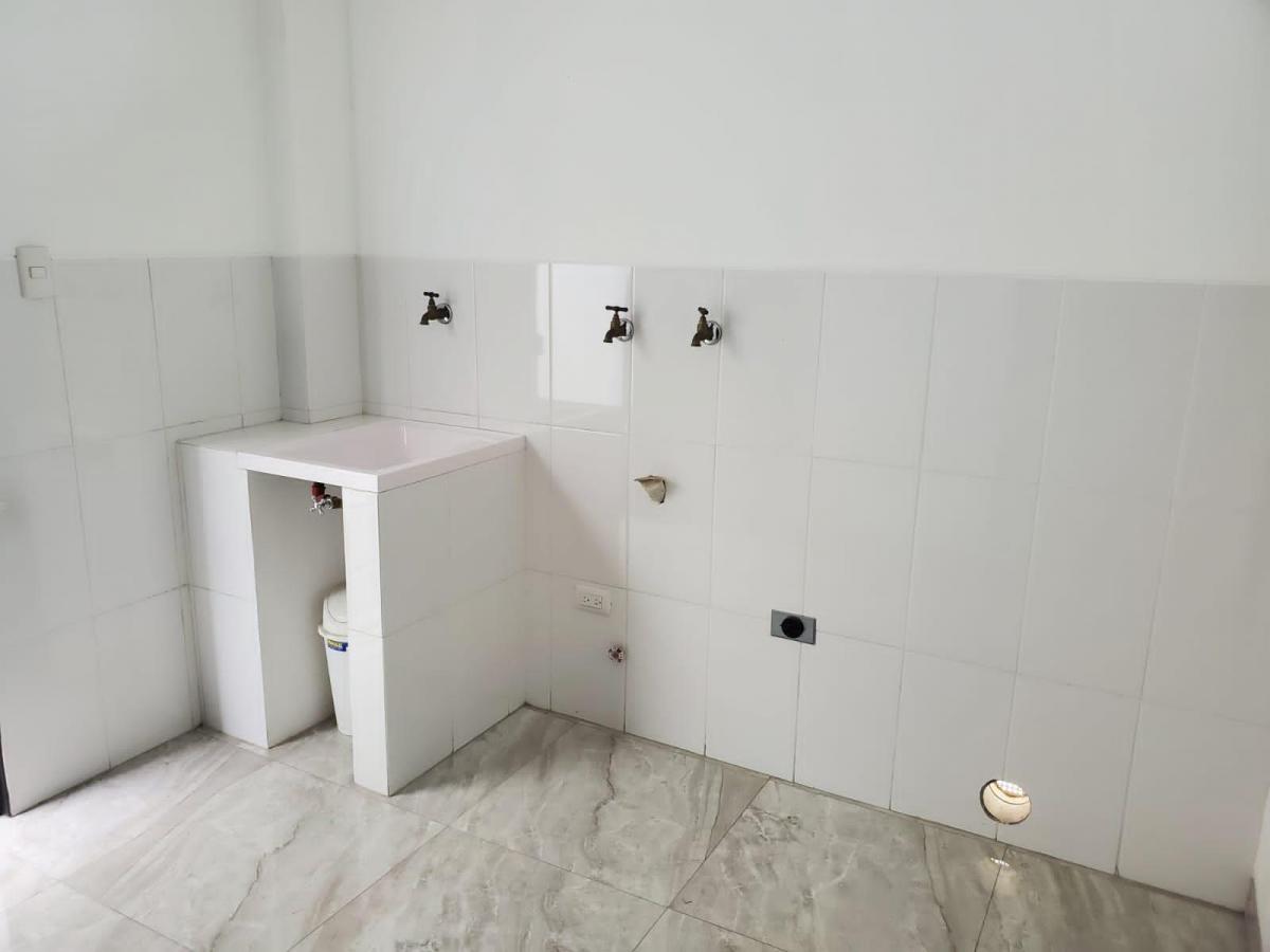 Casa de Venta en La Urbanización Condado de Vicolinci, Diseño Contemporaneo, Guayas — imagen 2