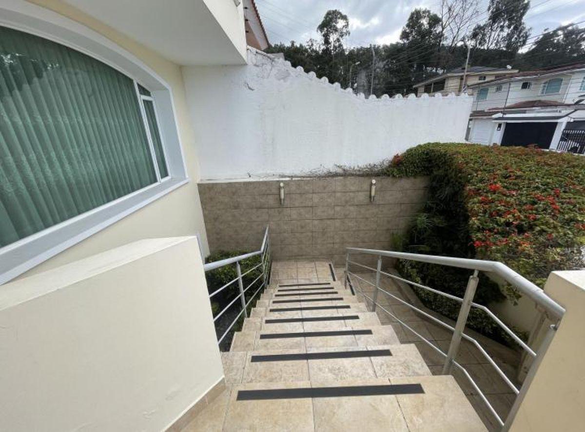 Venta Amplia Casa 3 Dorm. en La Urbanización El Condado - Quito — imagen 5
