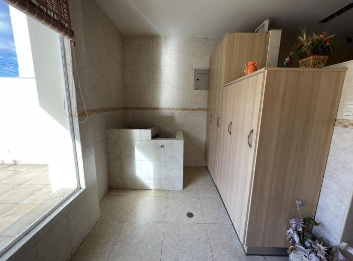 Venta Amplia Casa 3 Dorm. en La Urbanización El Condado - Quito — imagen 4