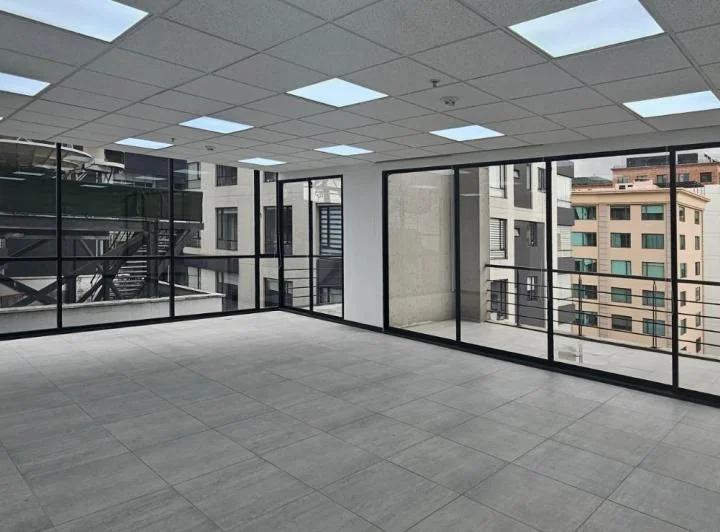 Mv - Sector La Carolina, en Venta Oficina con Balcón en Edificio Corporativo — imagen 1
