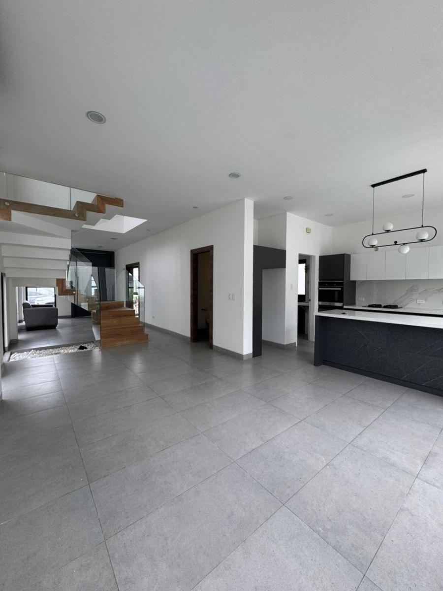 Moderna Casa Arboleda Ciudad Celeste, Guayas — imagen 9