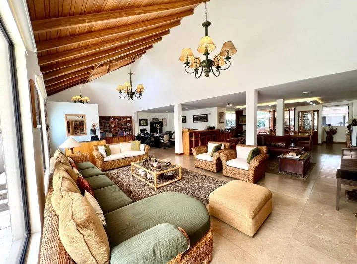 Mv - Sector Tumbaco, en Venta de Oportunidad por Viaje, Dpto 2d 300,85 m², Una Sola Planta — imagen 1