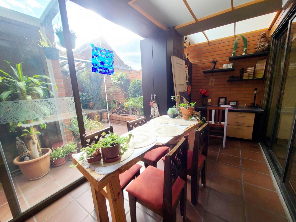 Departamento en Venta Sector Av Solano 2 Dorm. Patio, Azuay — imagen 2