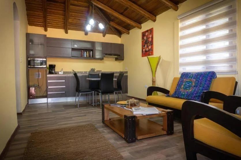 Campo Alegre, Rento Hermosa Casa, 2500 m² Terr, 1500 m² Const. 5 Dormito. Pisc. Provincia de Pichincha — imagen 2