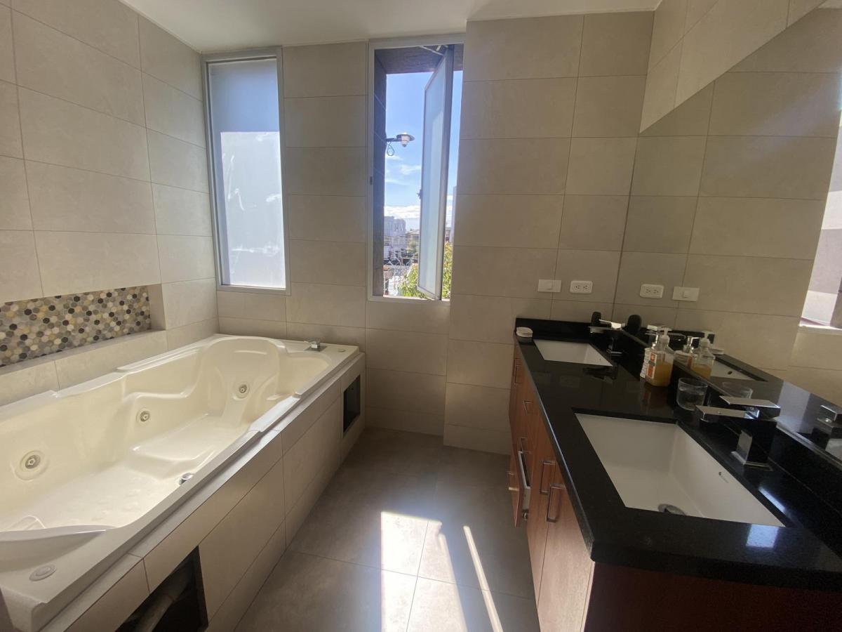 Casa de Venta Ubicada Dentro de La Urbanización La Primavera. Independiente, Sin Adosar — imagen 8