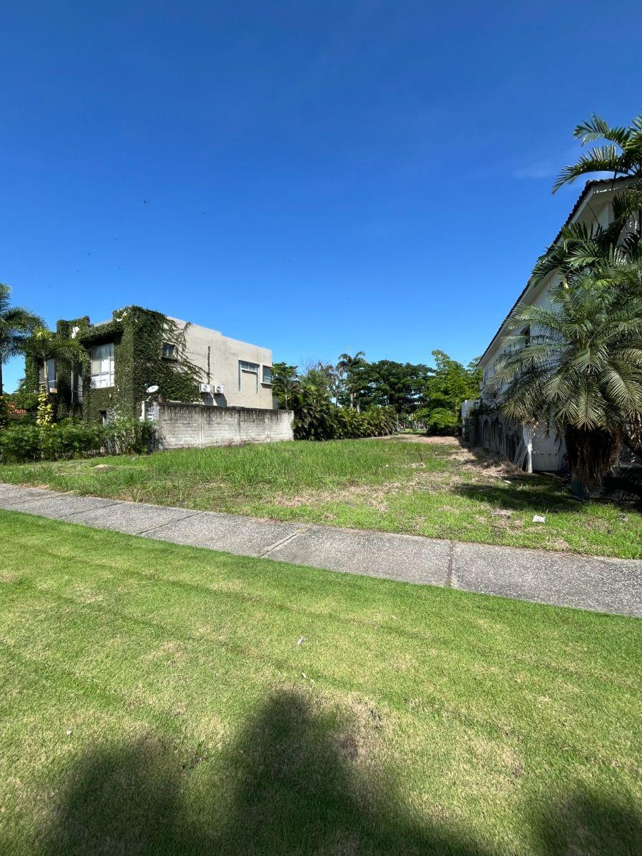 Vista Al Parque - Terreno Medianero en Venta - Km 8 Samborondon, Guayas — imagen 8