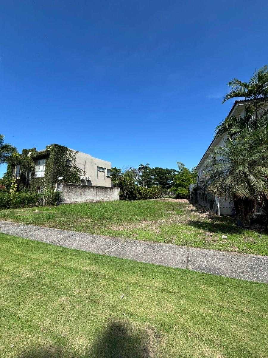 Vista Al Parque - Terreno Medianero en Venta - Km 8 Samborondon, Guayas — imagen 6