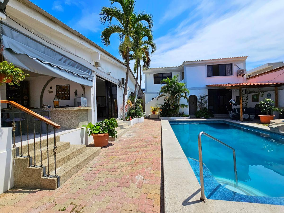 Vendo Hermosa Casa Esquinera Muy Amplia con Piscina y Suites en Chipipe — imagen 9