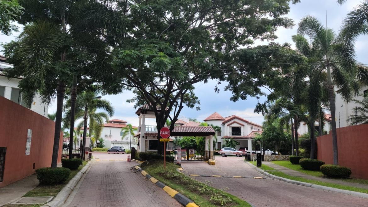 Terreno Esquinero en Venta en Urb. Pedralbes, Vía a La Costa, Guayas — imagen 8