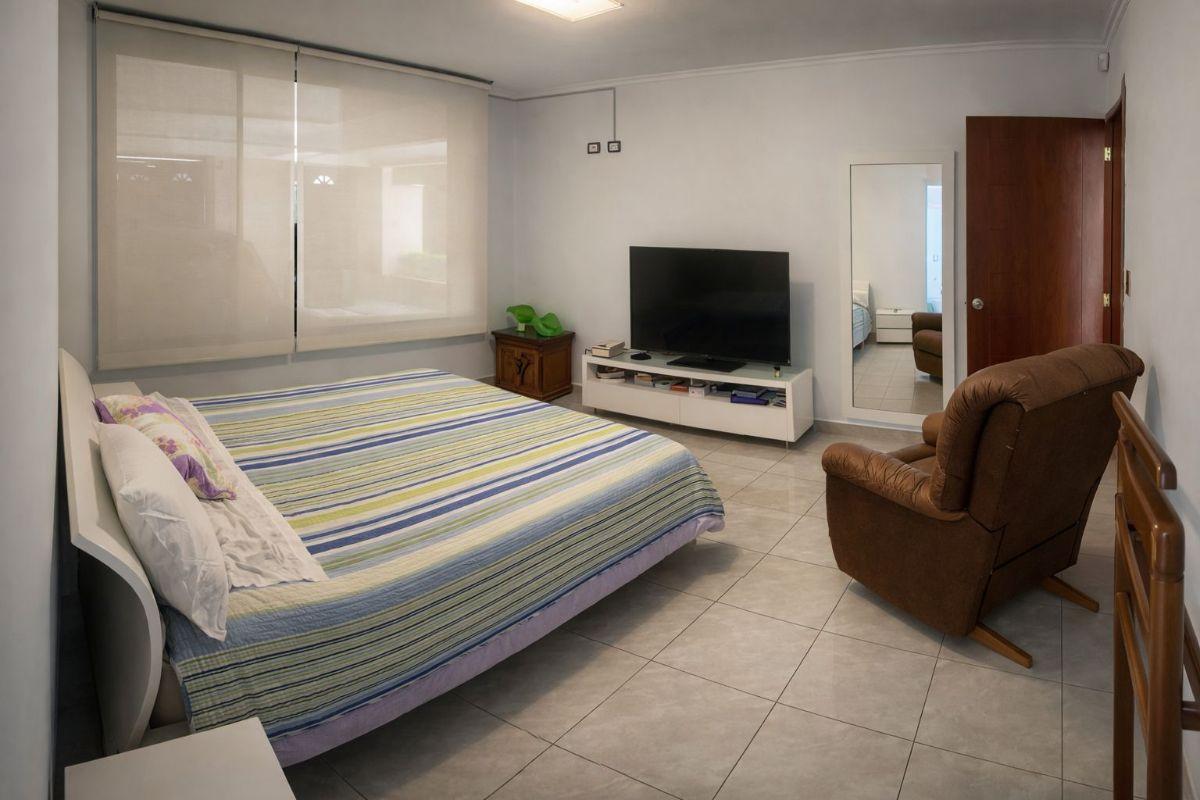 En Venta Amplia Casa con 5 Dorm. Dentro de Urb Residencial Valle de Los Chillos — imagen 6