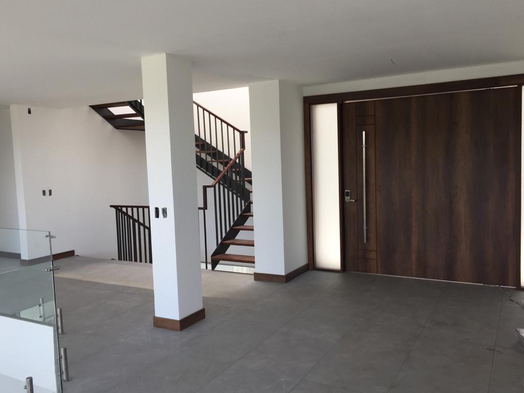 Arriendo Casa Cumbaya Moderna y Amplia 350 m. Más 300 m Terreno y Suite — imagen 4