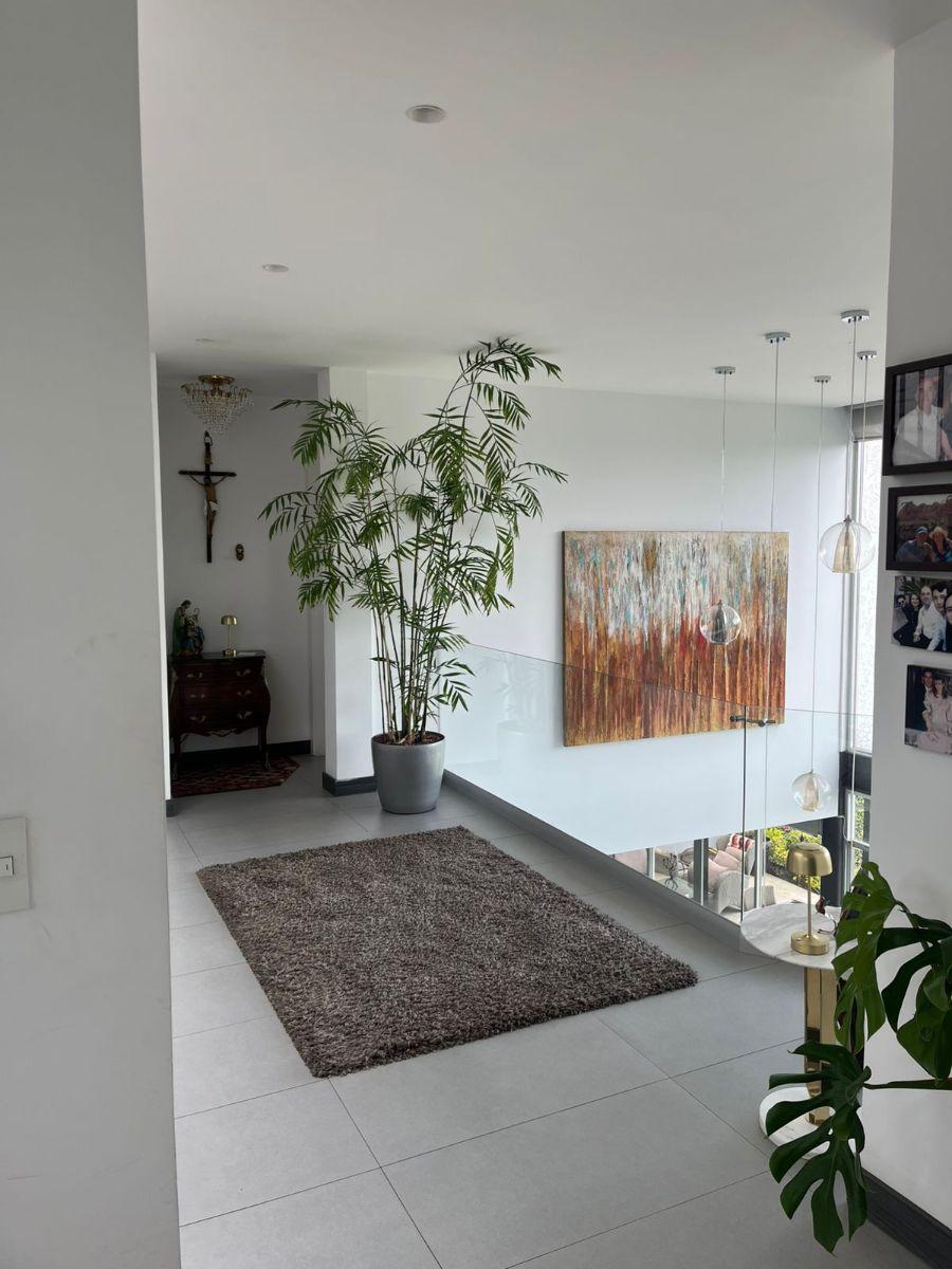 Arriendo Casa Cumbaya Moderna y Amplia 350 m. Más 300 m Terreno y Suite — imagen 3