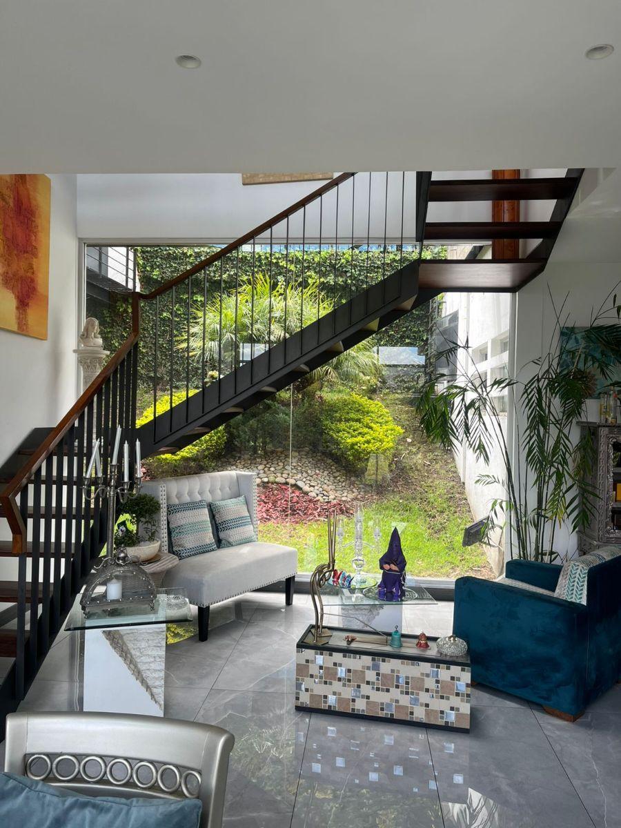 Arriendo Casa Cumbaya Moderna y Amplia 350 m. Más 300 m Terreno y Suite — imagen 2