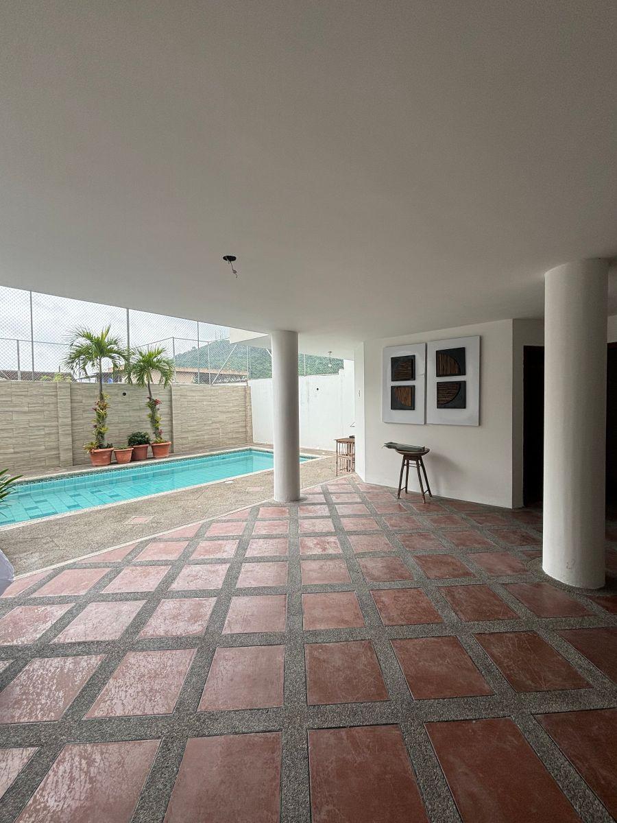 Venta de Casa con 499 m² Terreno, 5 Habitaciones en Los Ceibos con Piscina y Terraza Panorámica, Guayas — imagen 3