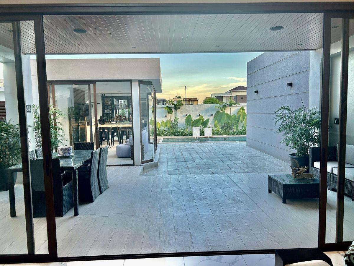 Vendo Moderna Casa en Samborondon, Isla Mocoli, 1 Planta, Piscina, Guayas — imagen 9