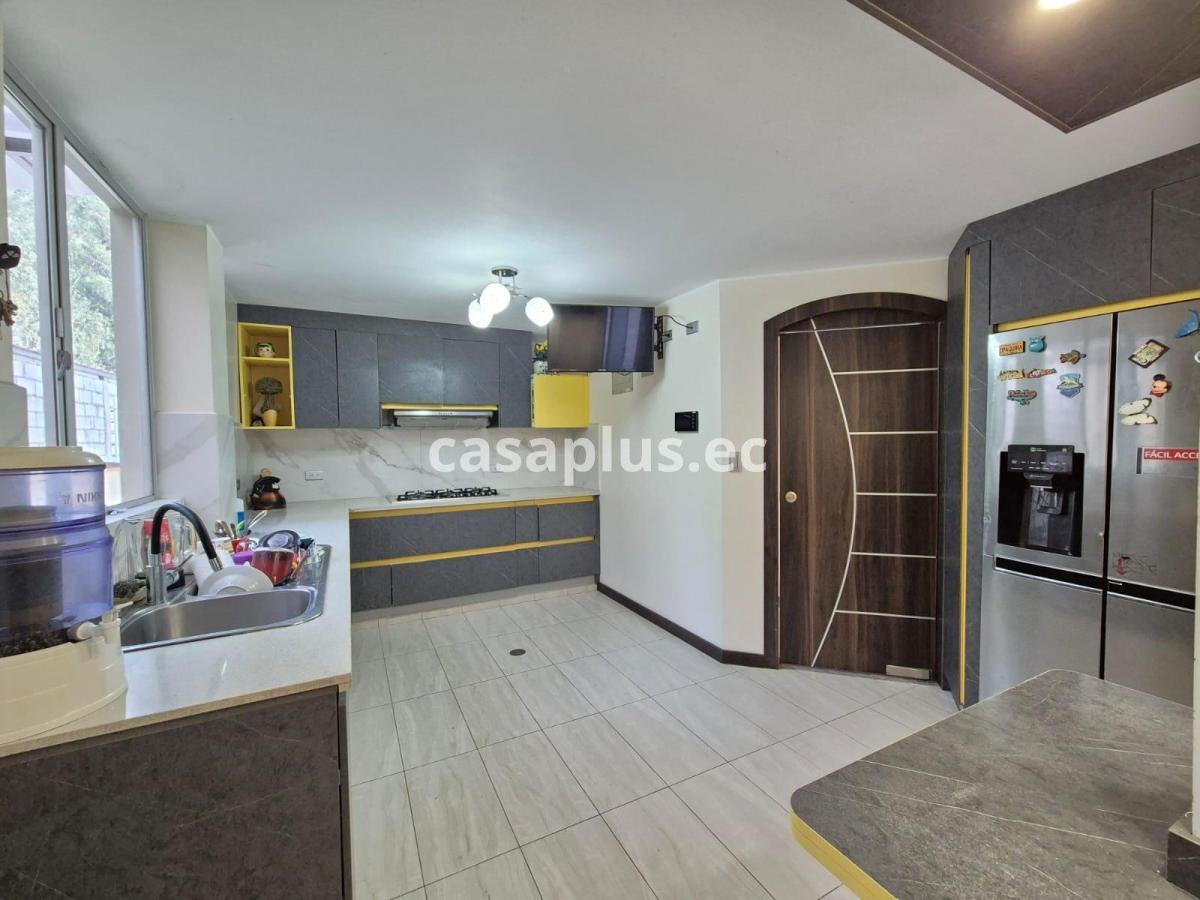 Casa Moderna y Amplia en Venta en Locoa, Latacunga, Cotopaxi — imagen 3
