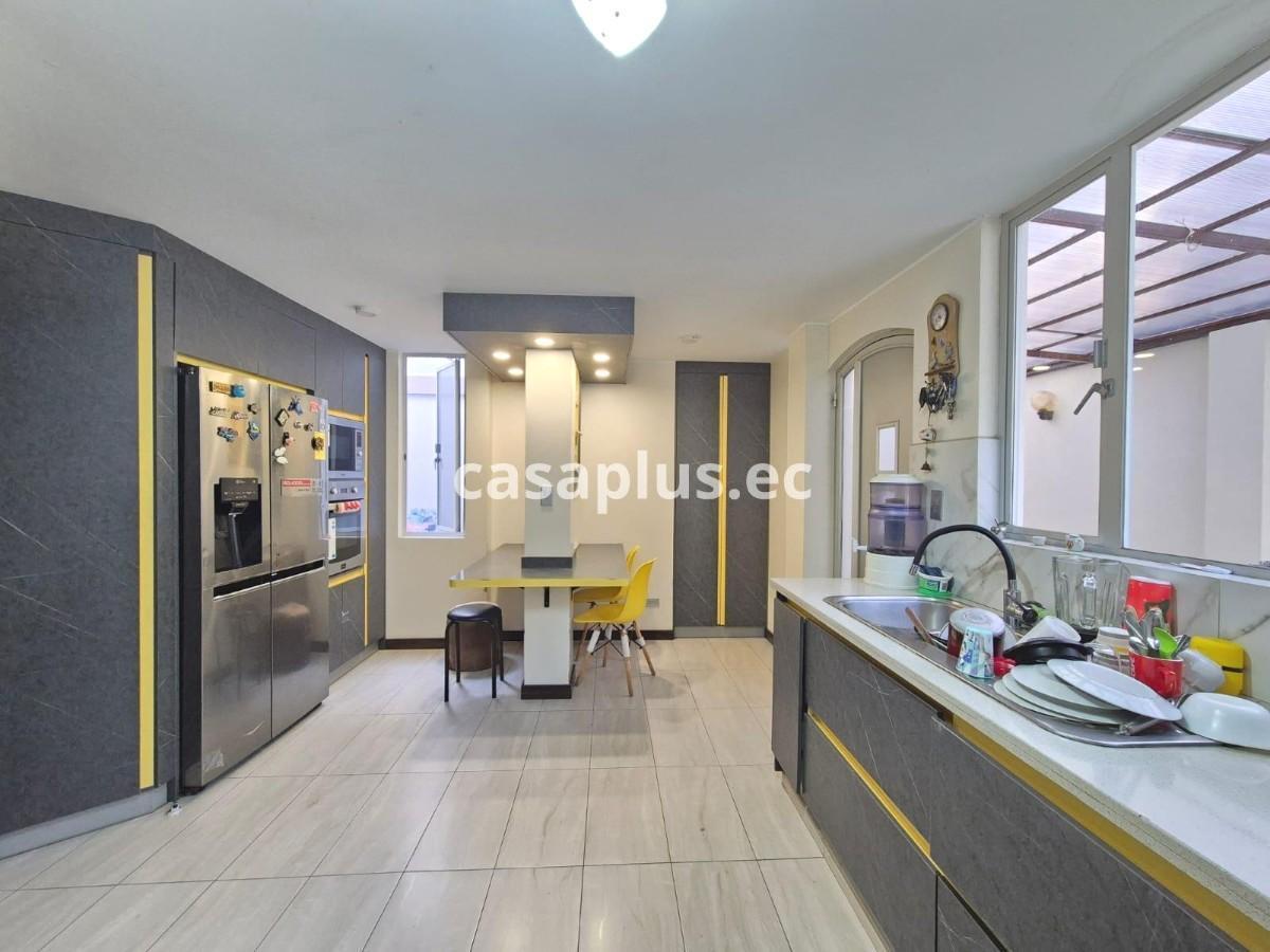 Casa Moderna y Amplia en Venta en Locoa, Latacunga, Cotopaxi — imagen 2